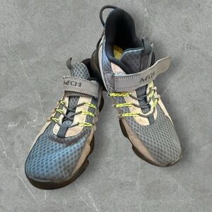 Vitike Athletic Shoes‎